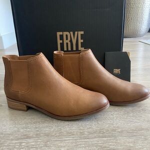 NWT - FRYE Misty boot (Size 6)